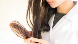 Lee más sobre el artículo Caída de cabello: causas y tips de cuidado